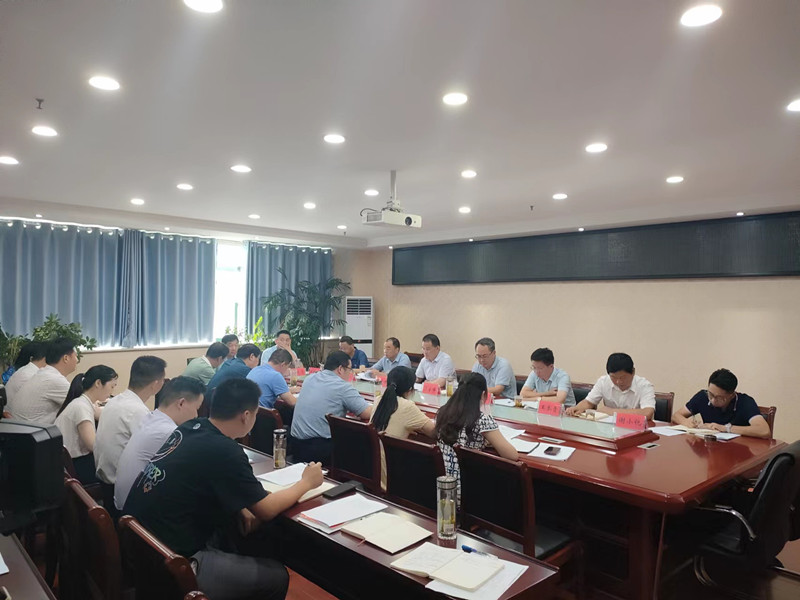 余學(xué)峰與縣國(guó)有資產(chǎn)經(jīng)營(yíng)有限公司黨員一起過(guò)組織生活